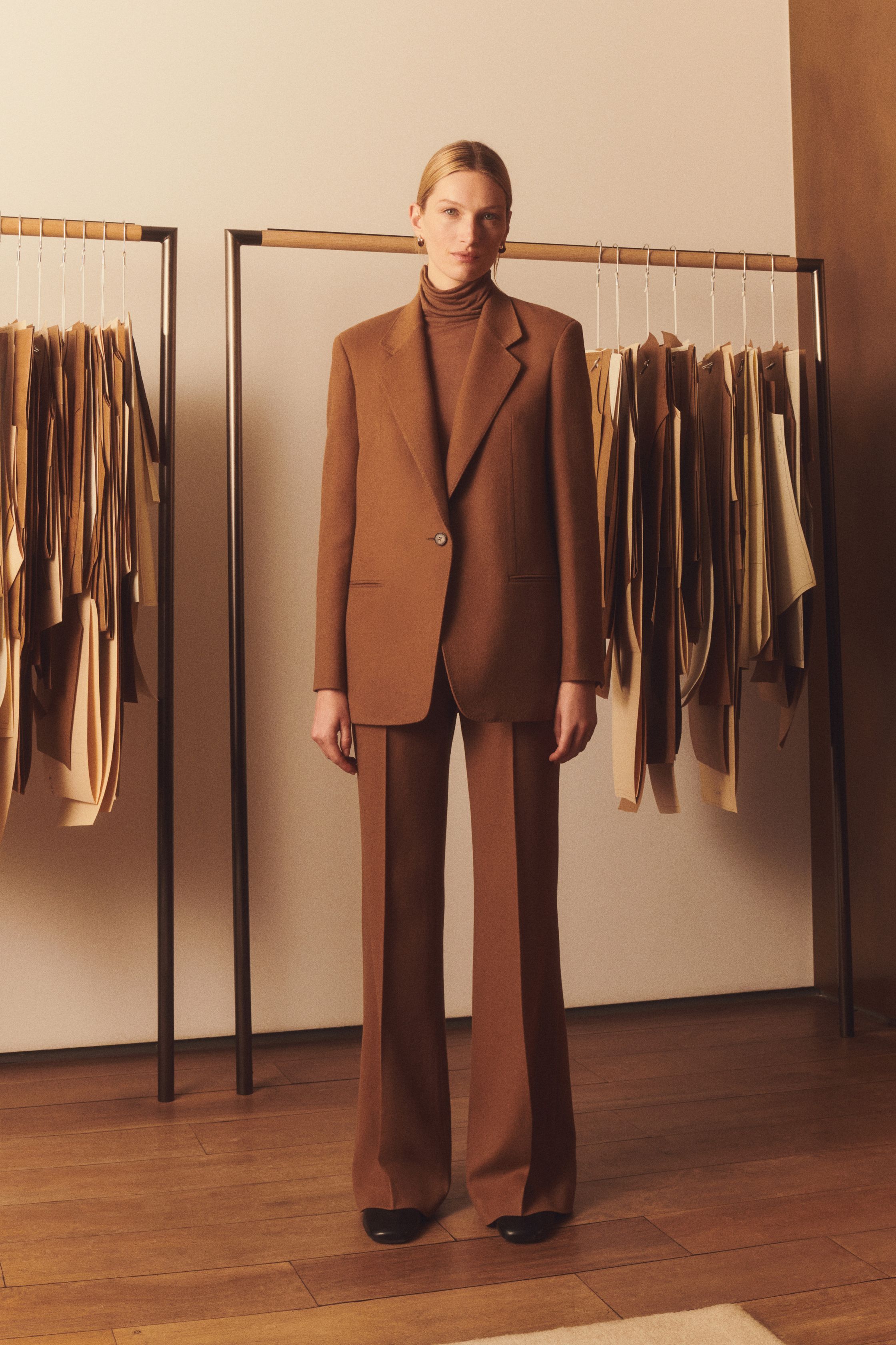 Lafayette 148 New York以温润驼色与深棕色谱铺陈都会女性的静奢格调，利落西装、披肩式斗篷与皮革长裙在柔和光影中勾勒沉稳力量，极简却不失层次-顽石频道趋势研究